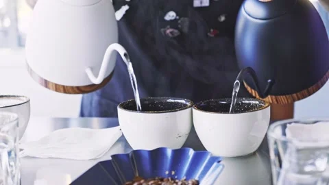 Brewing coffee for tasting from two teapots. Vídeos de archivo 142303982