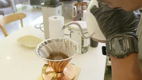 Brewing fresh coffee kitchen tutorial modern home close-up coffee artistry Vídeos de archivo 302892249
