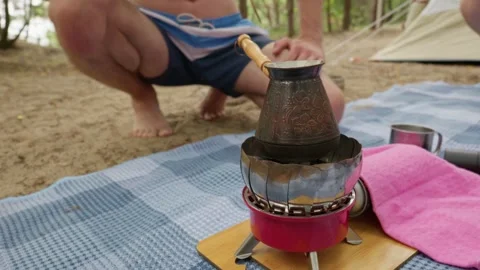 Brewing Fresh Coffee in Traditional Copper Pot on Gas Stove at Campsite Vidéo 341995065