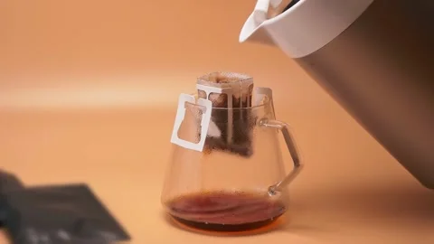 Brewing single serve drip coffee bag Stockbeeldmateriaal 195524139