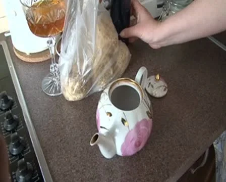 Brewing tea Видео 8837128