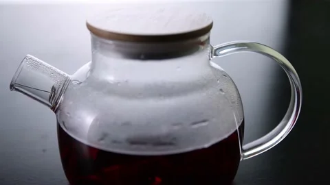 Brewing tea in a teapot 動画素材 156756855