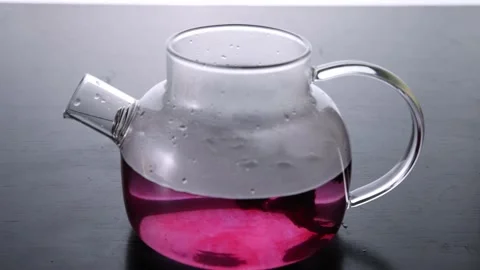 Brewing tea in a teapot 動画素材 166404276