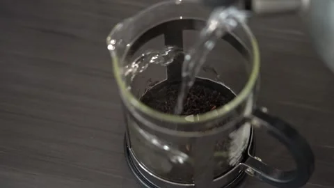 Brews tea leafs 库存影片 302603335