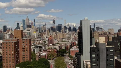 Brick Apartment Blocks Below the Distant Midtown Manhattan Skyline 库存影片 114669833