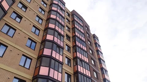 Brick apartment building, under construction.Modern urban apartment house. Vídeo Stock 280441136