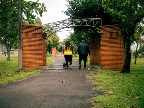 Brick archway frames a park path Stock-Fotos