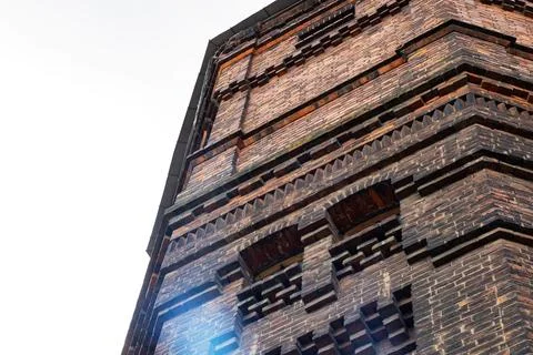 A brick building with a unique geometric pattern on its exterior Foto stock