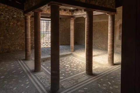 Brick columns around impluvium in Pompeii house interior Stockfoto's