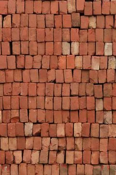 Brick Pattern. Stack of fresh processed bricks loosely stacked horizontally. Foto stock