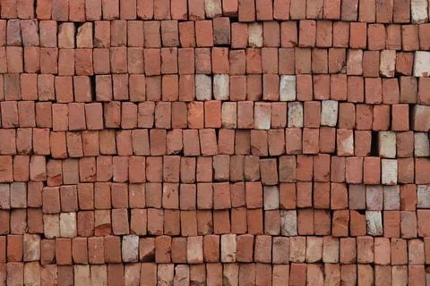 Brick Pattern. Stack of fresh processed bricks loosely stacked horizontally. Foto stock