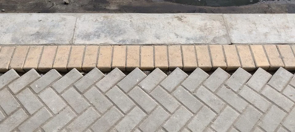 Brick pavement pattern with concrete edge sidewalk texture Foto stock