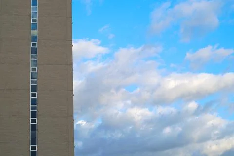 Brick skyscraper blue sky clouds building high city background Foto stock