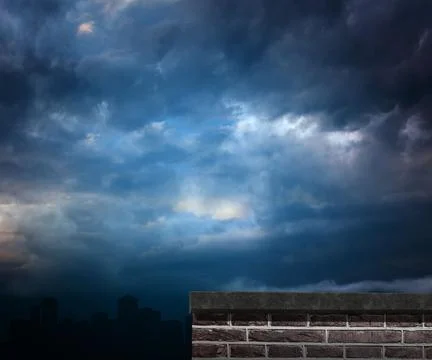 Brick wall against cloudy sky at dusk Illustrazione stock