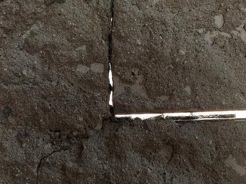 Brick wall with cracks and cracks Photos
