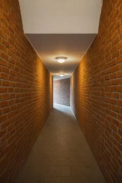 Brick wall of an empty corridor Foto stock