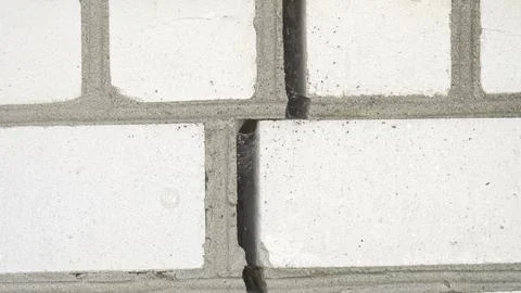 The brick wall has a crack in it 库存照片