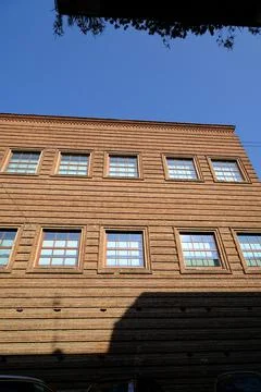 Brick wall of a museum.  Large windows on the brick facade of the Cremona vio Foto stock