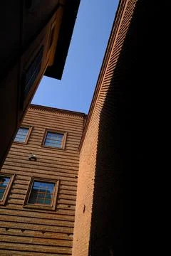 Brick wall of a museum.  Large windows on the brick facade of the Cremona vio Stock-Fotos