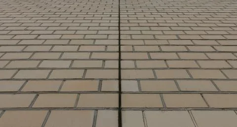 Brick wall split Stockfoto's