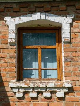 A brick wall with a window in the middle of it Foto stock