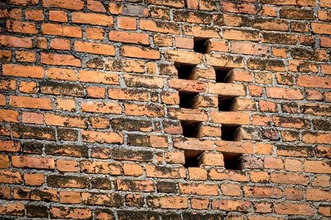 A brick wall with a window in the middle Foto stock
