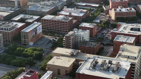 Brick warehouse lofts and light rail tracks on the downtown Dallas edge aerial Vidéo 342499217