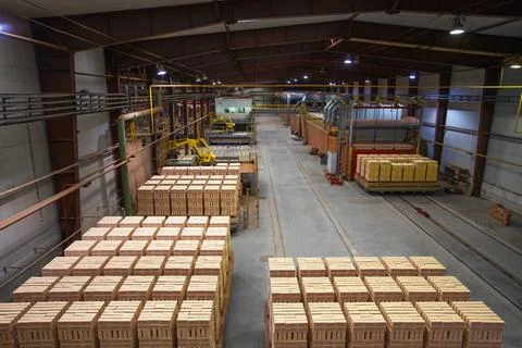 Brickfield. Image of bricks stacked on pallets Production hall. Image of b... Foto stock