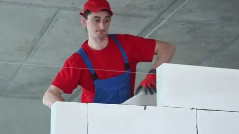Bricklayer builder working with autoclaved aerated concrete blocks. Walling 動画素材 91076800