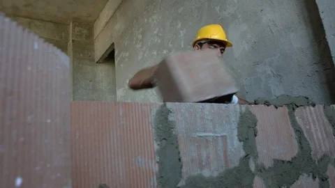 Bricklayer laying brick on a brick bed 動画素材 73363488