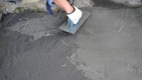 Bricklayer laying concrete To create a cement floor inside the house Video stock 283066448