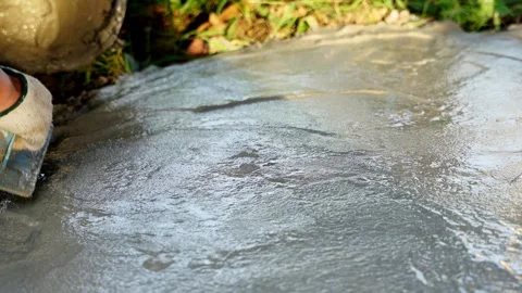 Bricklayer laying concrete To create a cement floor inside the house 스톡 동영상 283066584