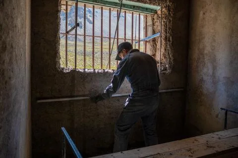 Bricklayer plastering wall with cement Stock Photos