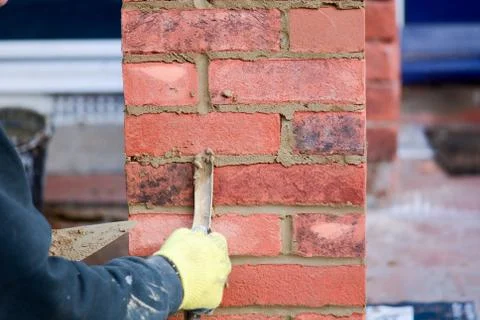 Bricklayer pointing render on wall Foto stock