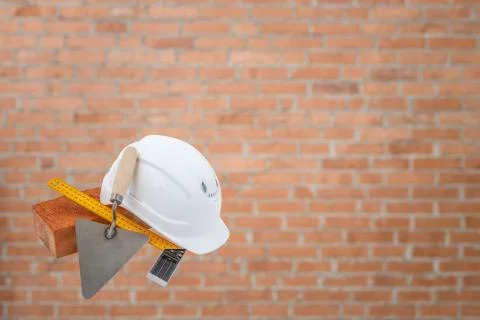 Bricklayer tools. Brick, white helmet, trowel and construction square, Red br Foto stock