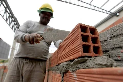  bricklayer work under construction ilheus, bahia, brazil - may 24, 2022: ... Stock Photos
