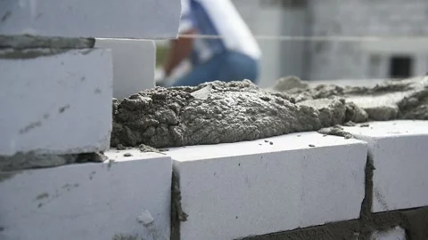 Bricklayer worker installing brick masonry on exterior wall Vídeo Stock 155540117