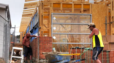 Bricklayers building a wall Vidéo 32589266