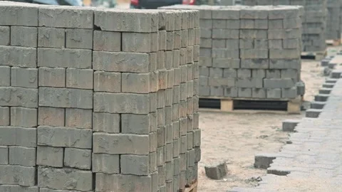 Bricks are piled high on wooden pallets in a construction area Vidéo 344675481