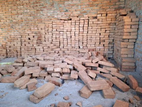 Bricks are scattered on the floor. The interior of an unfinished cottage Foto stock
