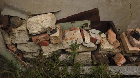 Bricks lie against the wall, on the ground. Summer. Vídeos de archivo 116565352