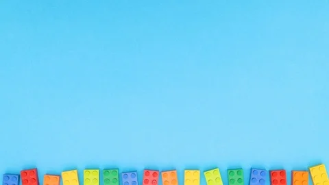 Bricks move up and down on top and bottom of blue background-Stop motion Stock-Footage 124291191
