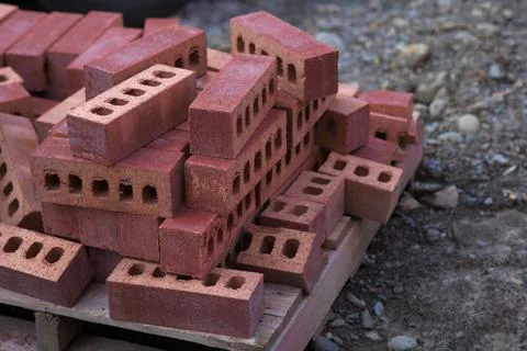 Bricks on pallet stacked construction stone material masonry red brickwork Stockfoto's