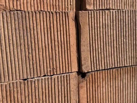 Bricks with textured surface stacked in an interlocking pattern, suitable f.. Foto stock