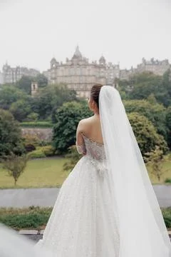 Bridal back view with flowing veil and sparkling gown Stockfoto's