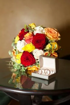 Bridal bouquet and a ring on the table Foto stock