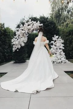 Bridal gown flows elegantly behind her Foto stock