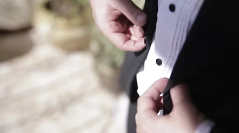 Bride adjusts buttons on jacket 库存影片 59143769