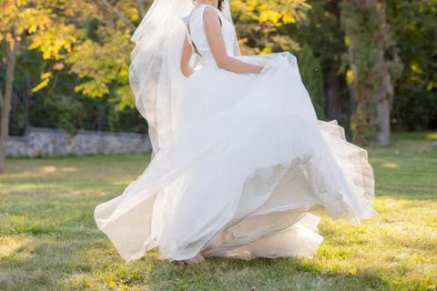 The bride alone in the meadow under the sun Foto stock