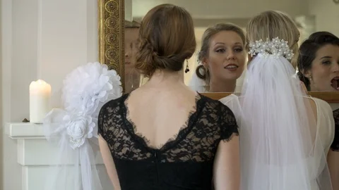 Bride and bridesmaid applying makeup mirror. 動画素材 88159986